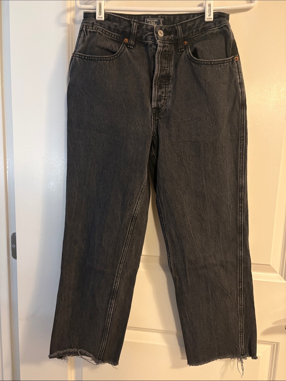 Abercrombie & Fitch Black Washed Cropped Straight Jeans Women’s